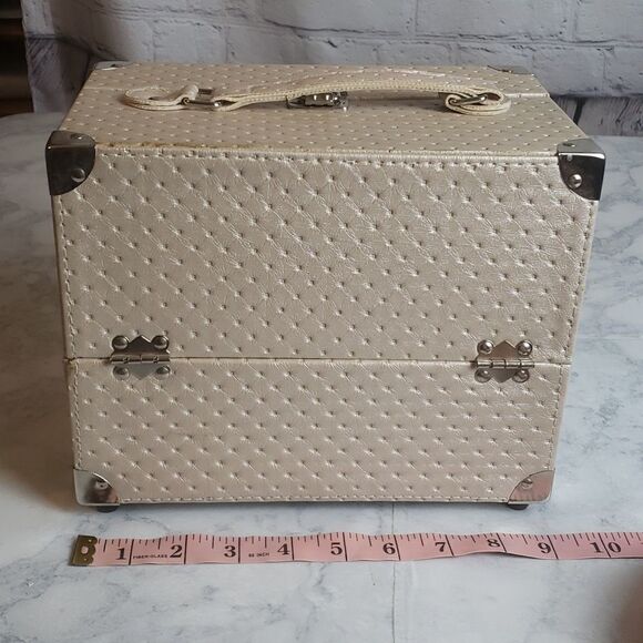 MakeUp Case with Eyeshadow & Brushes - Picture 4 of 9